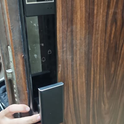 התקנת מנעול דיגיטלי על דלת עץ