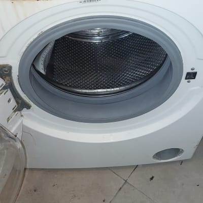 מכונת כביסה עם דלת פתוחה ולוח בקרה