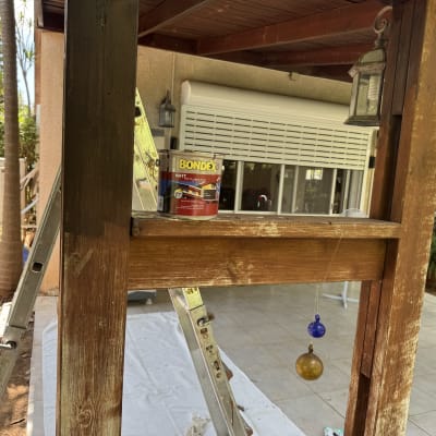 עבודת עץ בגינה עם סולם וצבע בונדקס