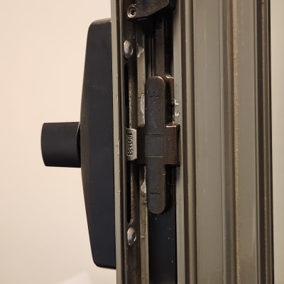 מנגנון נעילה של תריס או דלת מתכת