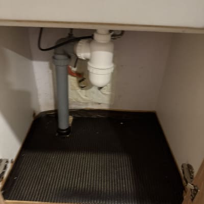 כיור עם צנרת מתחת לארון מטבח