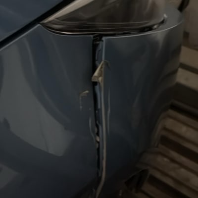 נזק לפגוש רכב כחול עם שריטות ושבר