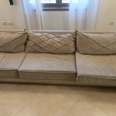 ספה עם כריות במצב נקי ומסודר