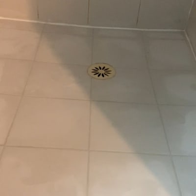 רצפת מקלחת עם ניקוז במרכז