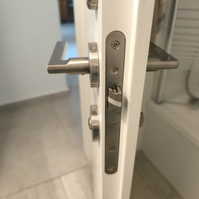 ידית ודלת עם מנעול מתכת