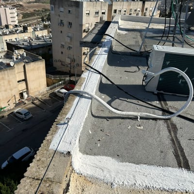 איטום גג עם חומר לבן, כבלים ומזגן