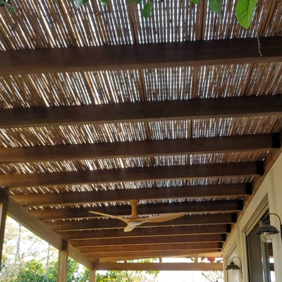 פרגולה מעץ עם מאוורר תקרה וגפנים מלמעלה