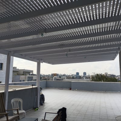 פרגולה מאלומיניום על מרפסת עם רצפת אריחים