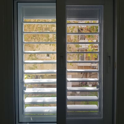 תריסי אלומיניום בחלון זכוכית כפולה