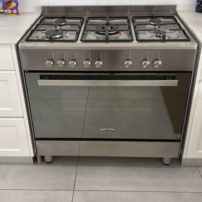 תנור גז נירוסטה עם ארבעה מבערים וכפתורים