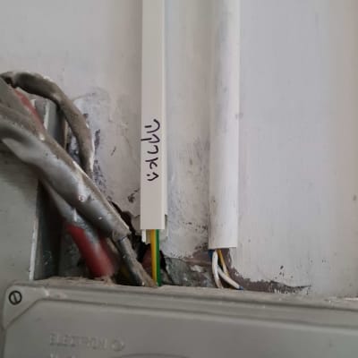 חוטי חשמל ולוח חשמל בקיר
