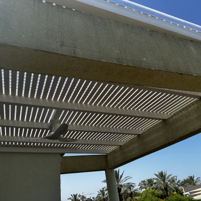 פרגולה מעץ עם מאוורר תקרה תלוי