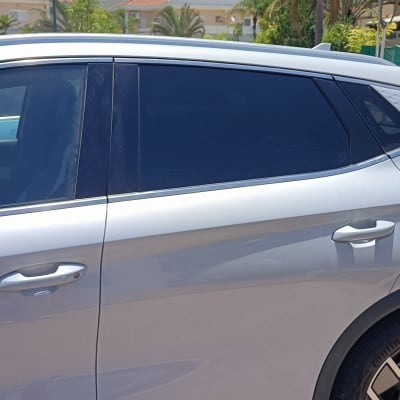 מכונית כסופה עם חלונות כהים וחישוקי גלגלים מעוצבים