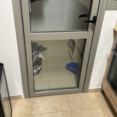 דלת זכוכית עם מסגרת מתכת במטבח