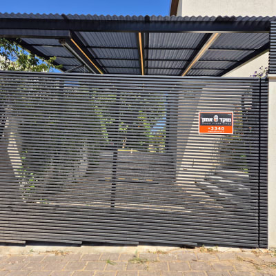 פרגולה מאלומיניום עם גדר מתכת שחורה