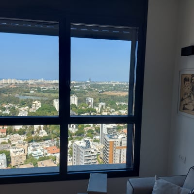 חלון זכוכית גדול עם נוף עירוני