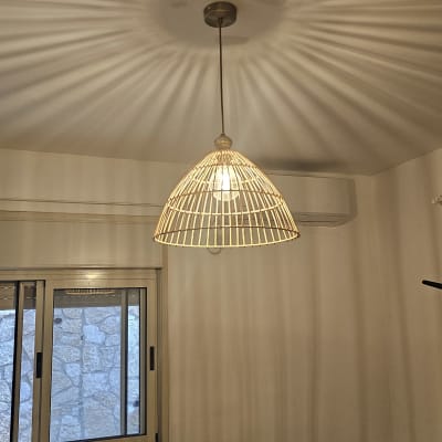 גוף תאורה תלוי בעיצוב קלוע המפיץ דפוס צללים דקורטיבי על הקיר