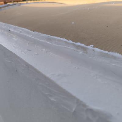 איטום גג עם חומר לבן