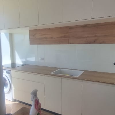 קיר זכוכית במטבח עם ארונות עץ