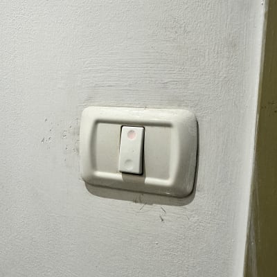 מתג חשמל לבן על קיר