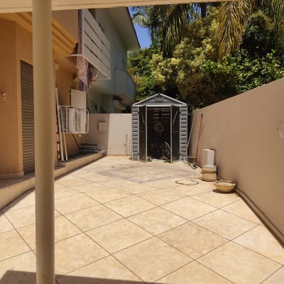 מחסן גינה עם כלי עבודה וחפצים