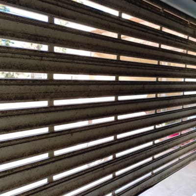 תריסים מלוכלכים עם כתמי אבק ולכלוך