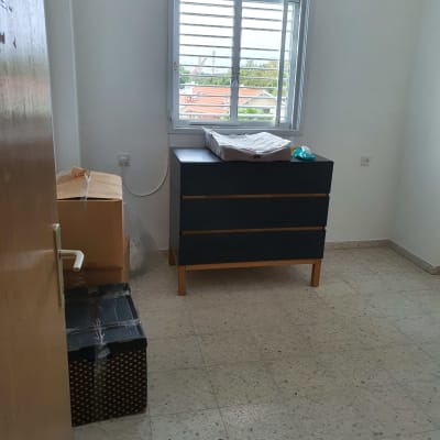 קופסאות קרטון וארגזים בחדר ריק לקראת מעבר דירה