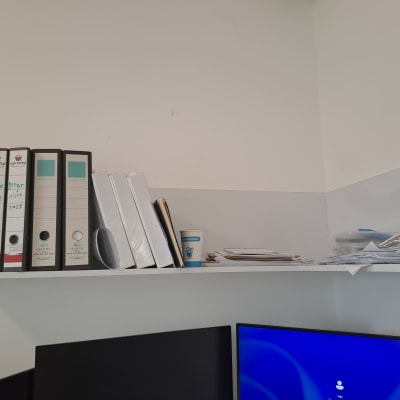 מדפים עם קלסרים ומסמכים במשרד.