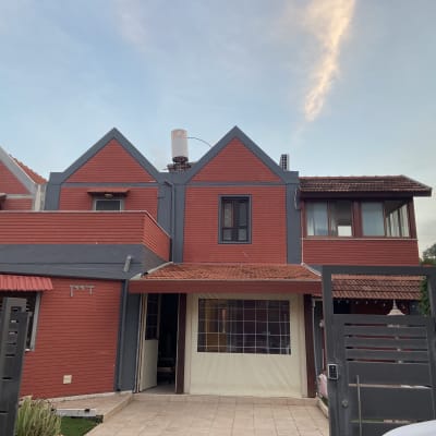 בית עם גג רעפים אדום ודוד שמש על הגג