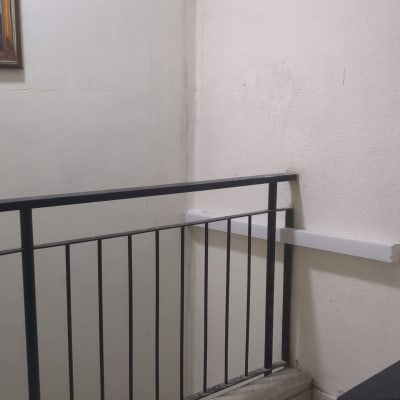 מעקה מתכת על רקע קיר לבן