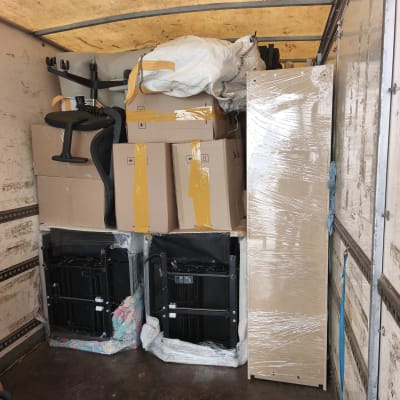 תמונה של משאית עם קרטונים וציוד ארוז להובלה