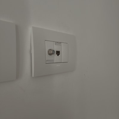 שקע רשת וטלפון על קיר לבן