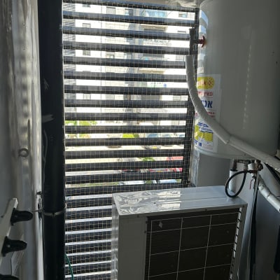 רשת למניעת כניסת יונים על חלון מרפסת