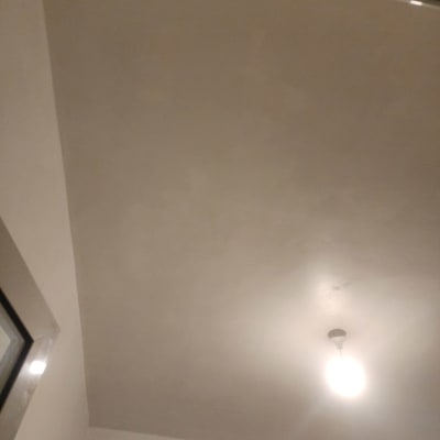 תקרה עם נורה תלויה, ללא אלמנטים נוספים.