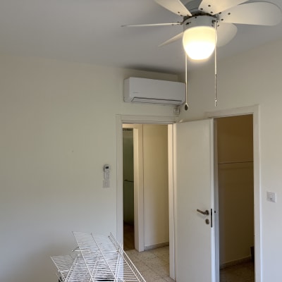 קיר לבן עם מזגן ותקרה עם מאוורר