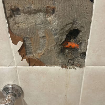 תמונה של קיר עם חור בצנרת