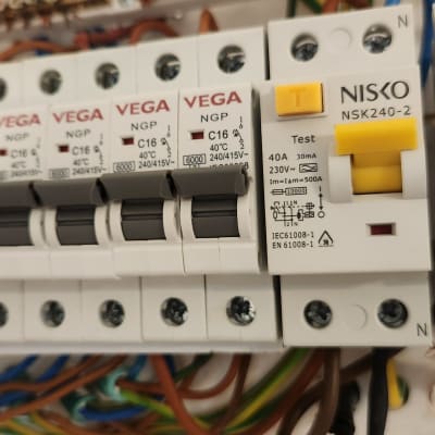 לוח חשמל עם מפסקים וחוטים צבעוניים