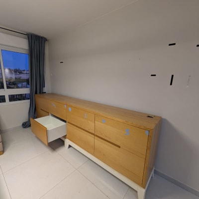 שידה מעץ עם מגירה פתוחה בחדר ריק