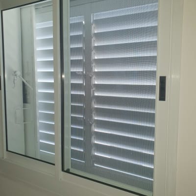 חלון אלומיניום עם תריסים פנימיים