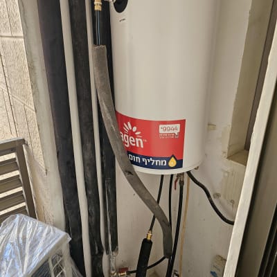 דוד שמש מותקן עם צינורות וחיבורים