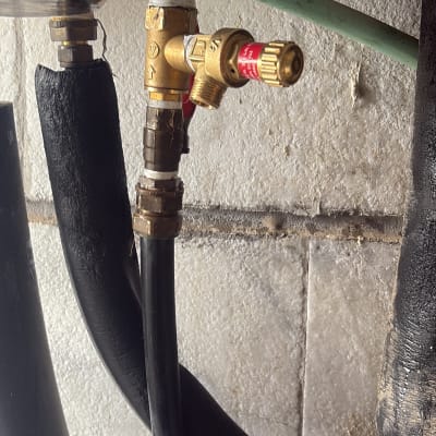 שסתום ומחברים בצנרת דוד שמש