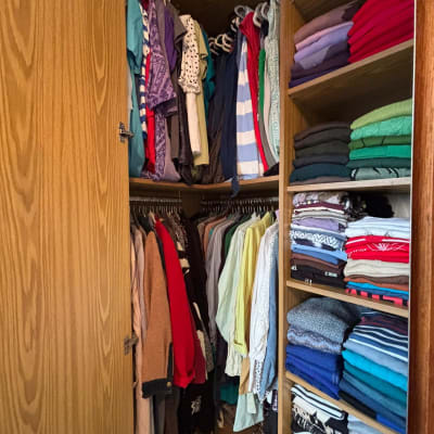 ארון בגדים מסודר עם בגדים תלויים ומקופלים