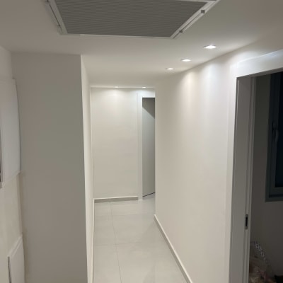 פתח מיזוג אוויר בתקרה במסדרון לבן