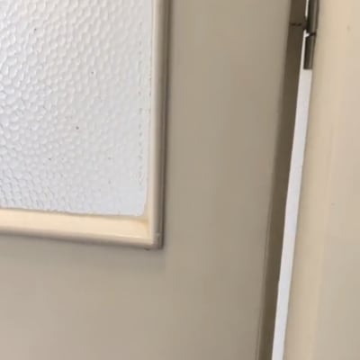 דלת עם זכוכית מחוספסת וציר מתכת