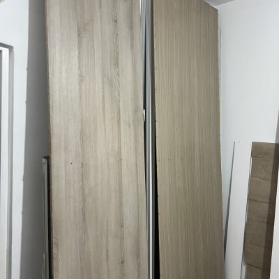 לוחות עץ של ארון מפורק המוכנים להובלה