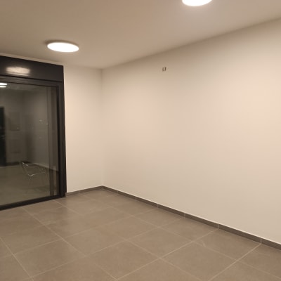 קיר צבוע בלבן בחדר ריק עם רצפת אריחים