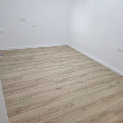 חדר עם רצפת פרקט עץ בהיר