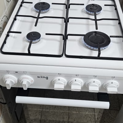 כיריים גז עם ארבעה מבערים ודלת תנור