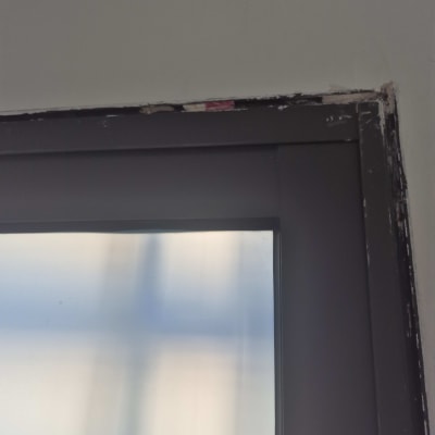 מסגרת חלון עם סימני תיקון ושיפוץ