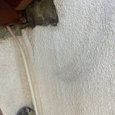 קיר טיח עם כבל חשמל ונעל עבודה